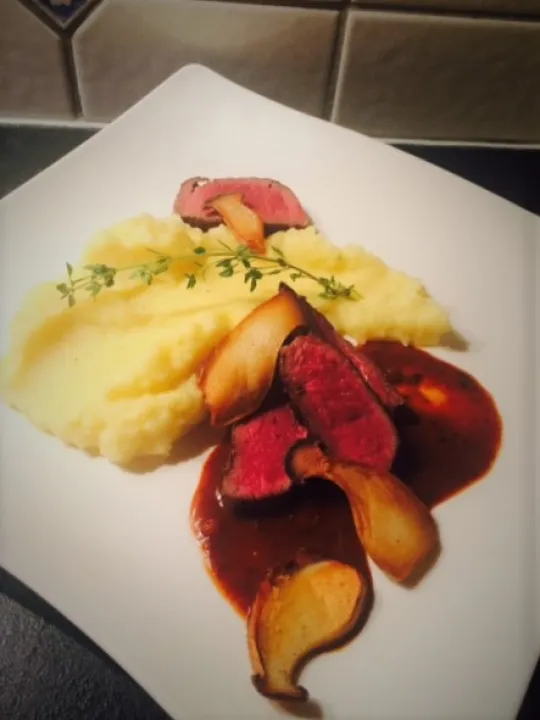 Rehrücken mit Backpflaumensauce