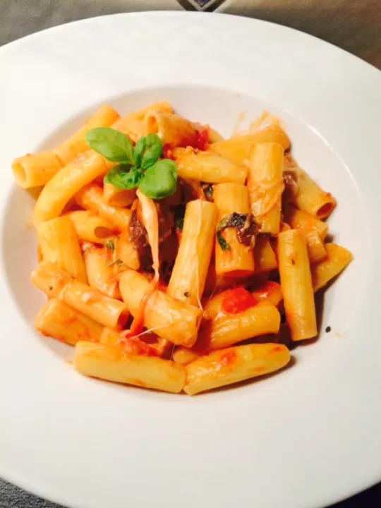 Pasta mit frittierten Melanzani, Tomaten und Mozzarella