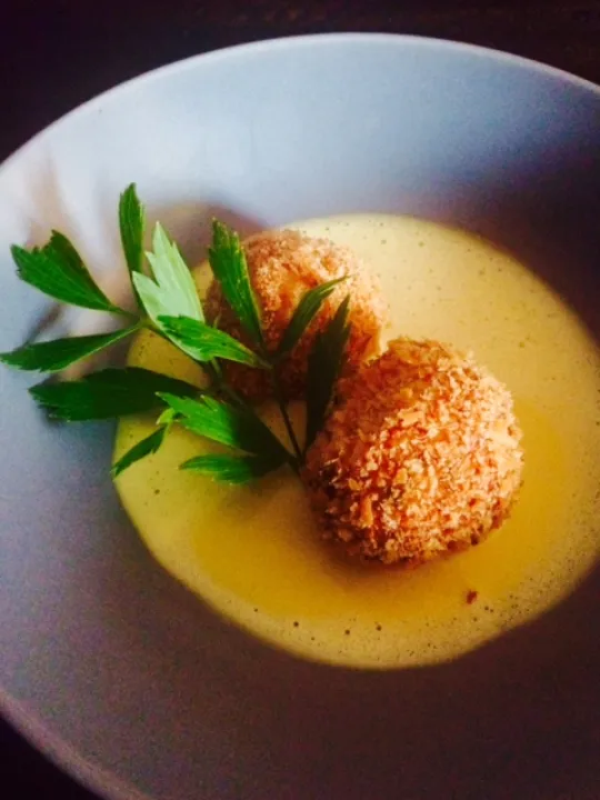 Saiblingsnockerl auf Safran-Vanilleschaum