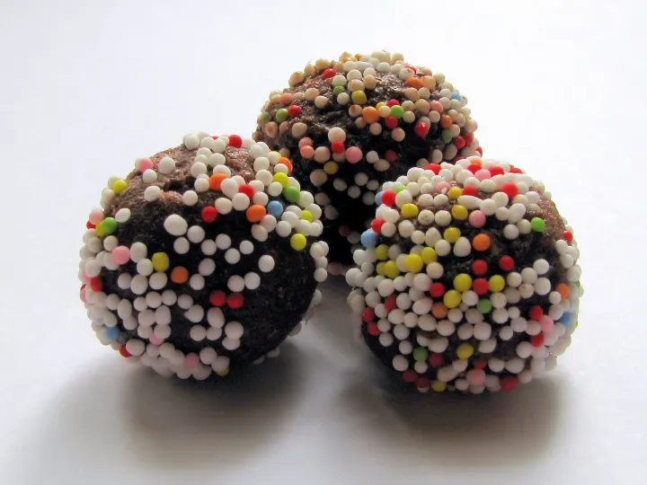 Schokoladenkugeln mit Zuckerperlen