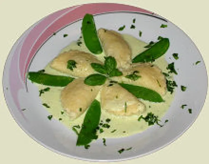 Schrimpstascherln mit Basilikumsauce