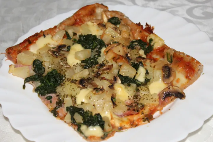 Spinaci-Pizza (Pizza mit Spinat, Schinken und Champignons)