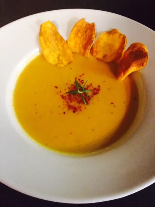 Pikante Süßkartoffelsuppe mit deren Chips