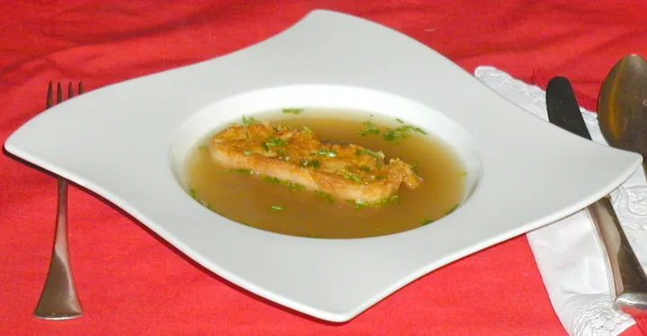 Klare Suppe mit Käsepofesen