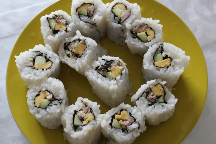 Sushi mit Omelett, Gurke und Sardine
