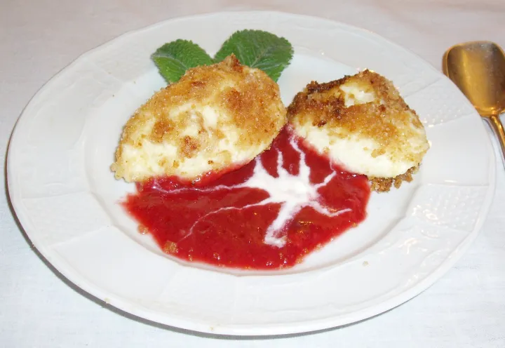 Topfennockerl mit Erdbeersauce