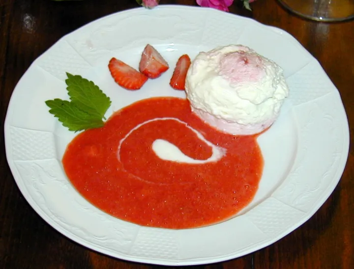 Zweierlei Topfenschaum auf Erdbeerspiegel