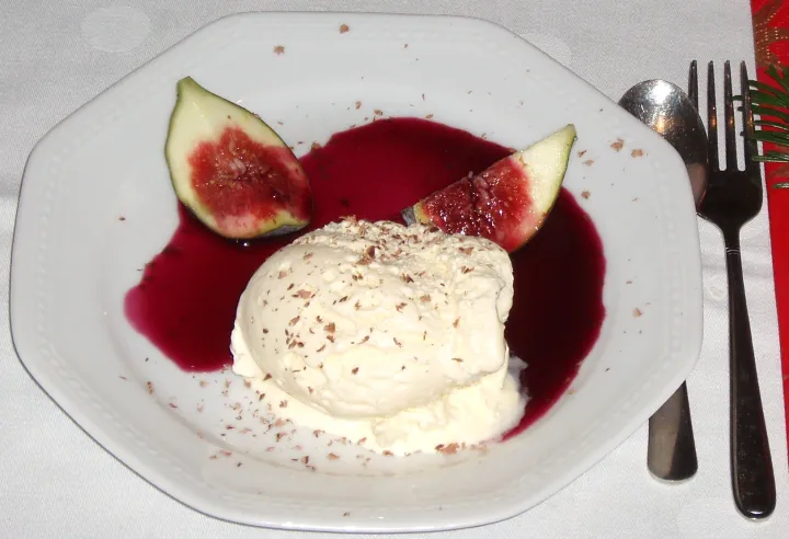 Vanilleeis mit Rotweinfeigen