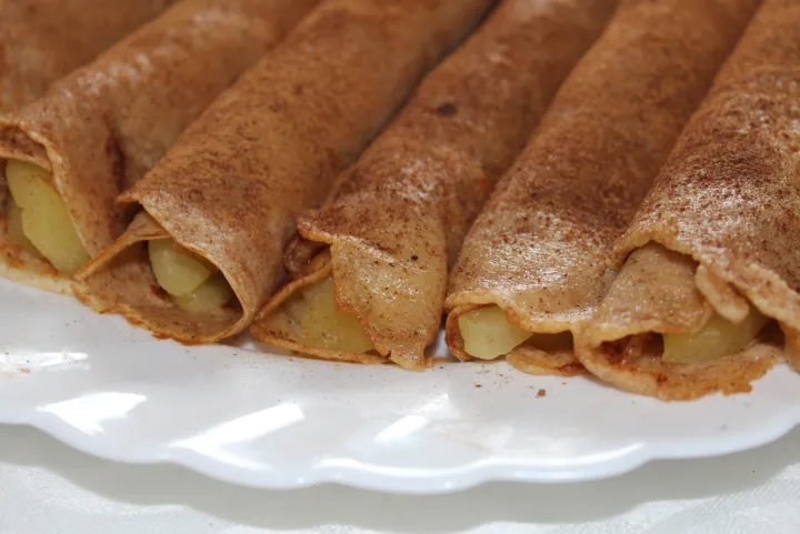 Zimtpalatschinken mit Äpfelfüllung