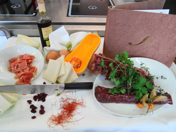 Maibock an Cranberry-Mangosalsa und Glace von P.X., dazu Salat von jungem Kraut mit Serranogrammeln und Pistazienbrioche