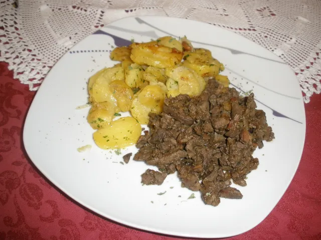 Geröstete Hühnerleber mit Speck und Apfel