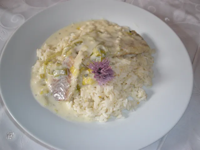 Fischfilet in Lauch - Sahnesoße
