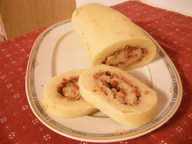 Erdäpfelrolle gefüllt