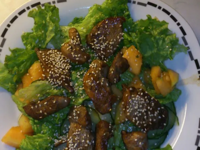 Glasiertes Hühnerfilet mit Sesam auf Salat