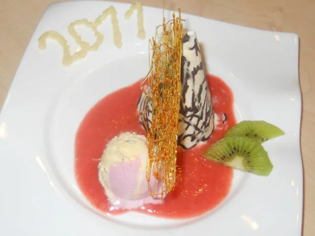 Pfirsichparfait im Schokoladenmantelspitz