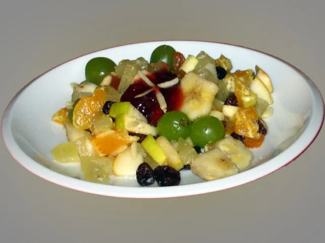 Obstsalat mit Rosinen