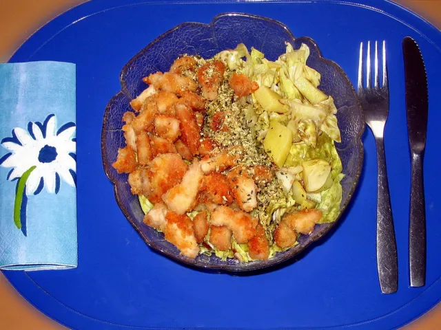 Kartoffelsalat mit knusprigem Putenfilet