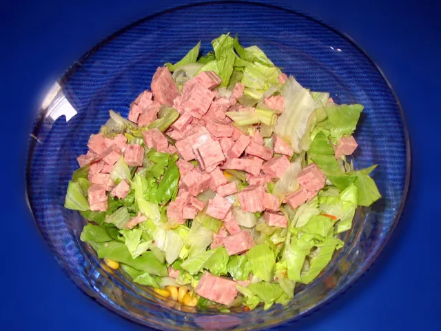 Eisbergsalat mit Frühstücksfleisch