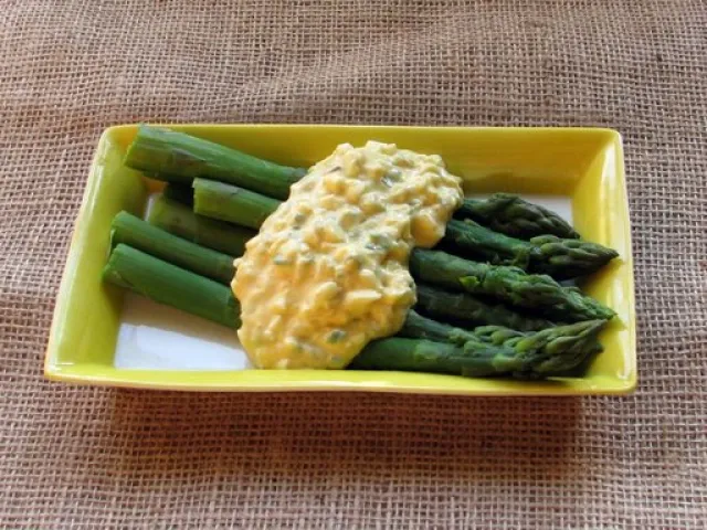 Grünspargel mit Eier-Kräuter-Sosse