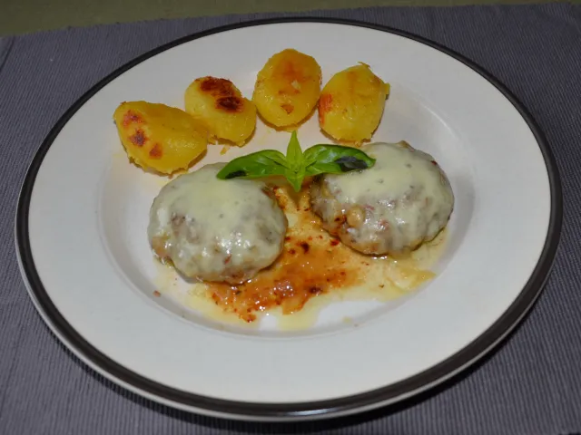 Fleischlaberl mit Mozzarella überbacken