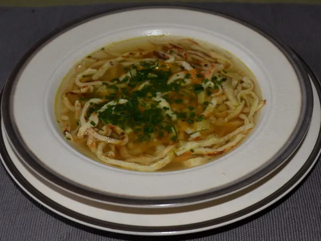 Suppe mit Käsefrittaten 