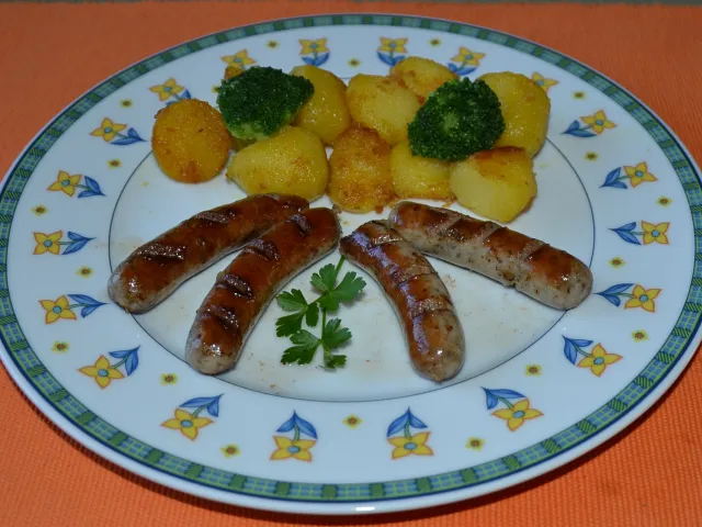 Rostbratwürstchen mit Bratkartoffeln