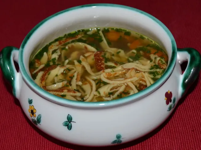 Rindsbouillon mit Krenfrittaten