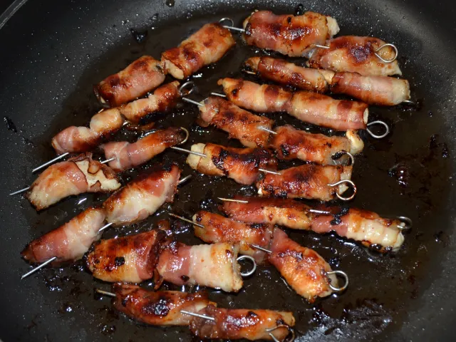 Hendl-Häppchen im Speckhemd mit Knoblauch-Dip