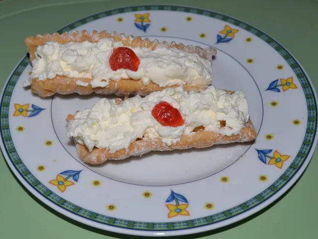 Spagatkrapfen als Dessert 