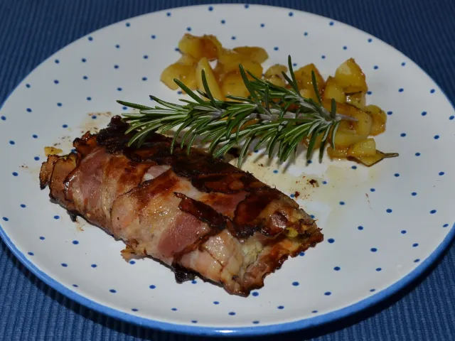 Fischfilet im Speckmantel mit Rosmarinkartoffeln