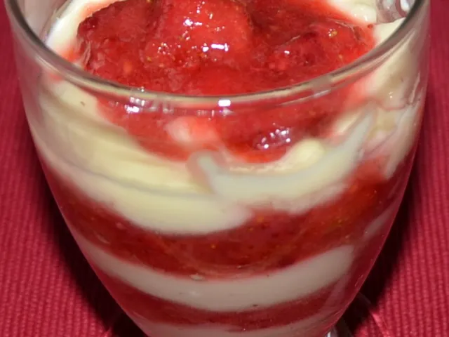 Pudding-Erdbeerbecher