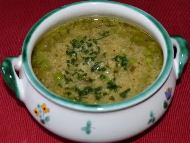 Couscous-Suppe mit Erbsen