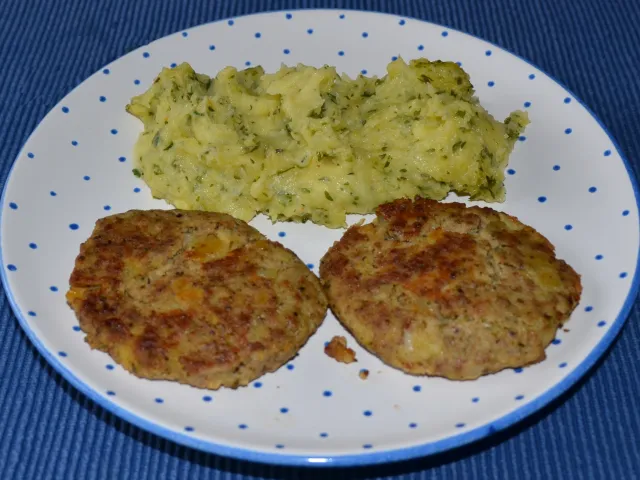 Kartoffel-Fleischlaberl mit Kartoffel-Petersil-Püree