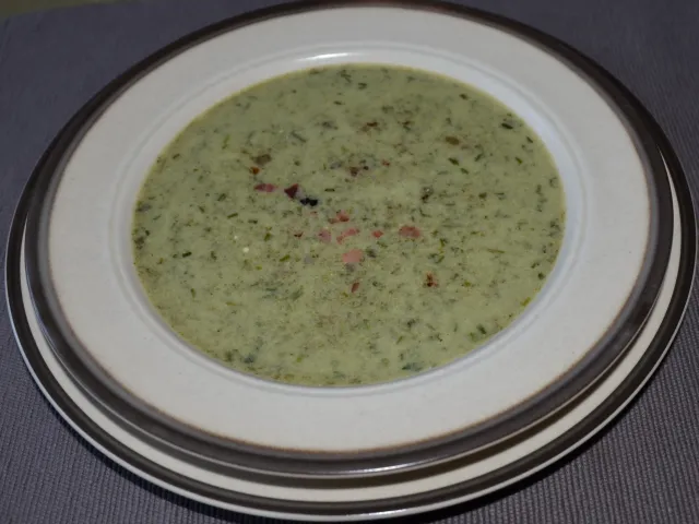Kräutersuppe mit knusprigen Speck