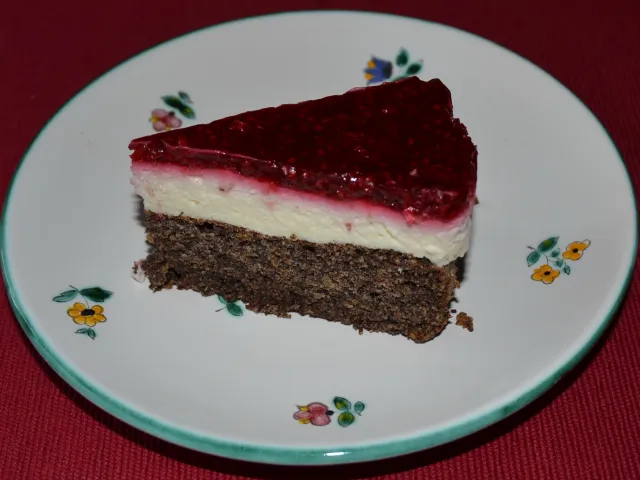 Mohn-Topfen-Torte mit Himbeerspiegel