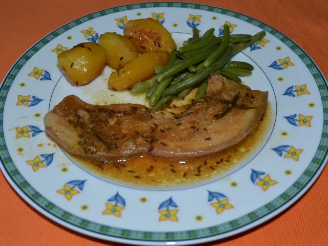 gebratenes Bauchfleisch mit Kartoffeln