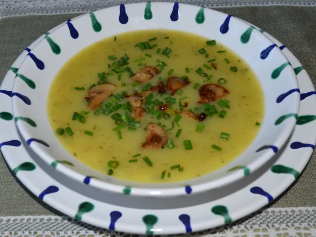 Kartoffelcremesuppe mit gebratenen Champignons