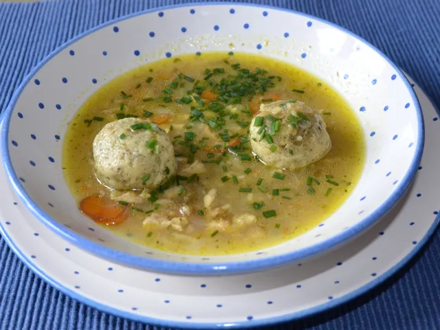 Hendlsuppe mit Majoranknödeln