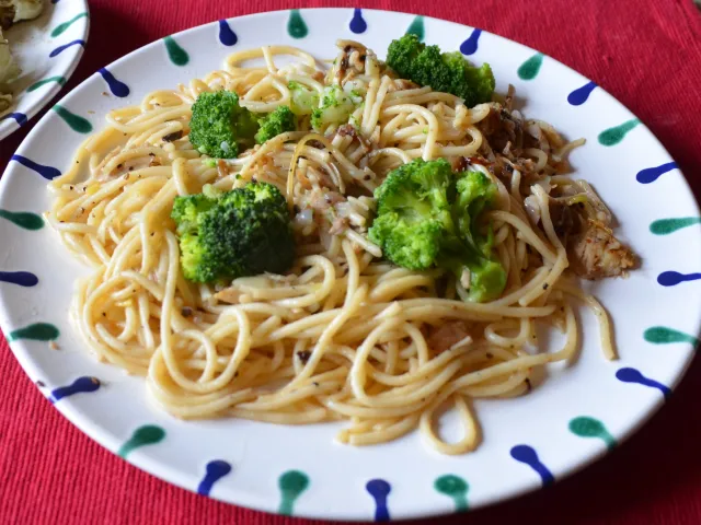 Marinierte Hendlkeulen mit Eiernudeln