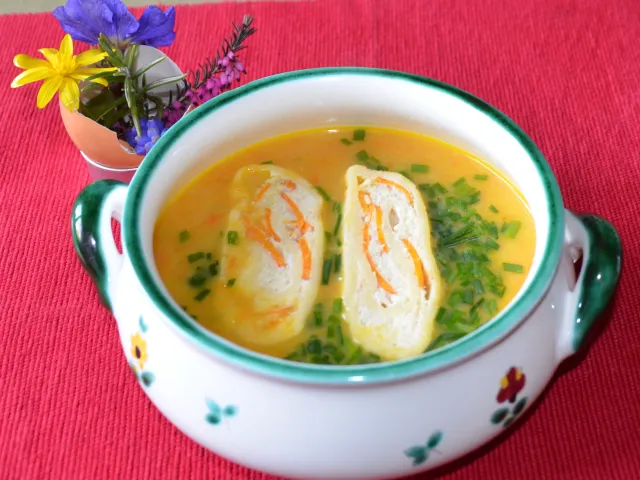 Karottensuppe mit Hendlpalatschinken