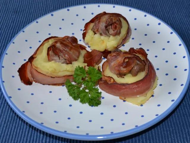 Fischerl mit Speck im Kartoffelnest