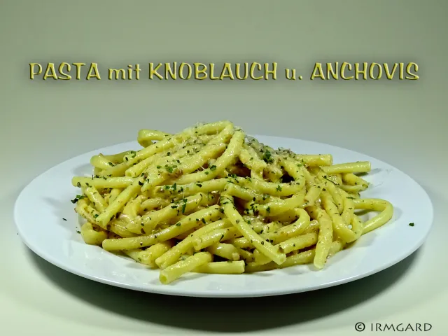 Pasta mit Knoblauch, Anchovis und Kapern