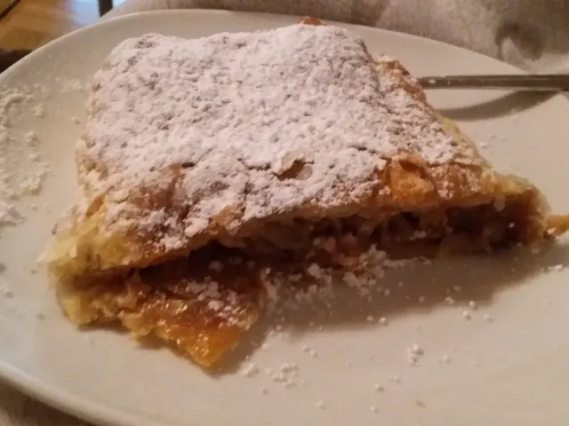 Omis Apfeltopfenstrudel