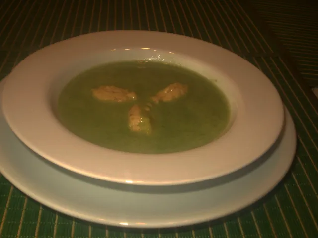 Bärlauchsuppe mit Käsenockerln