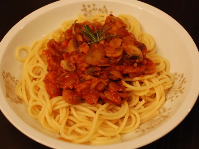 Spaghetti mit Champignon-Paradeis-Sauce