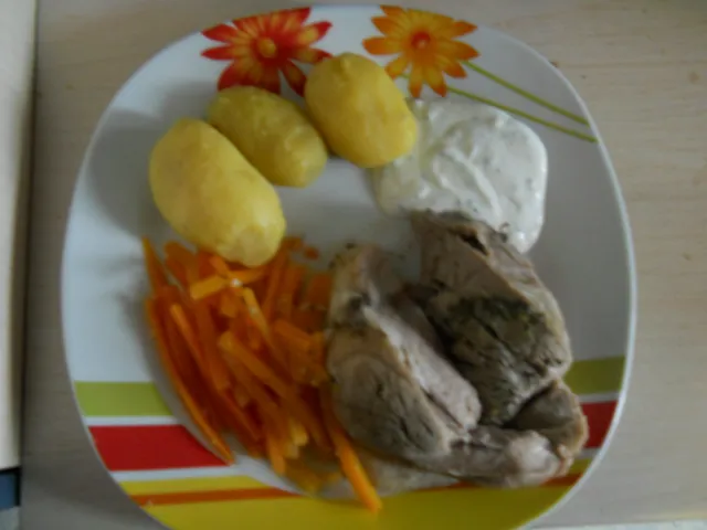 Gekochte Schweinsstelze mit Karotten und Salzerdäpfeln