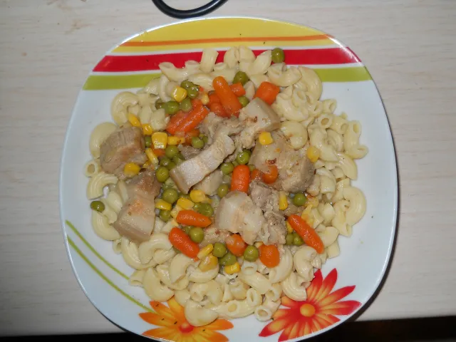 Schweineragou mit Erbsen-Karotten-Maismischung