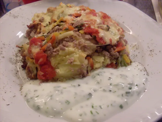 Erdäpfelauflauf mit Faschiertem und Gemüse und Schnittlauchsauce