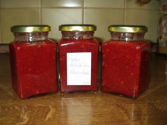 Marmelade mit Erdbeeren und Holunderblüten