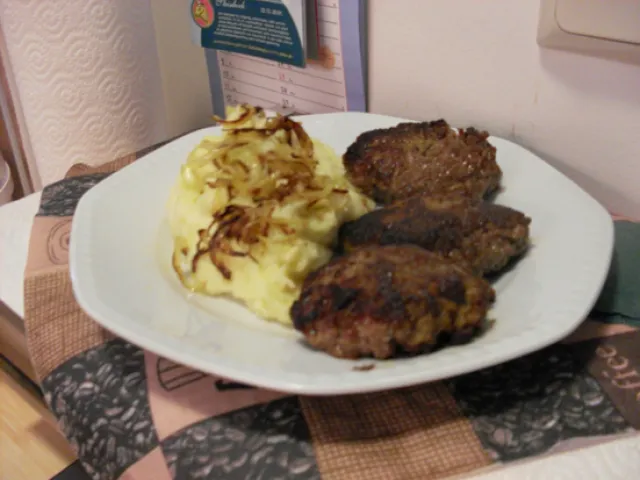 Fleischlaibchen mit Selleriepüree